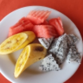 kleiner Obstteller (Banane, Wassermelone, Drachenfrucht)