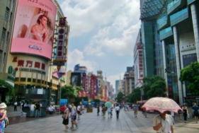 Nanjing Road, die Einkaufsmeile auf der Pu Xi Seite.