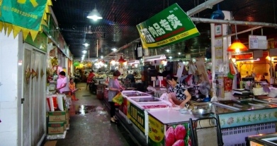Frischmärkte gibt es überall in der Stadt verteilt. Die Bevölkerung will ernährt werden.