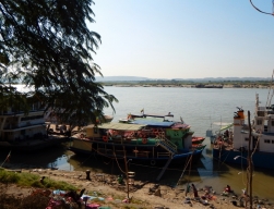 Hier liegen die Boote Richtung Bagan.
