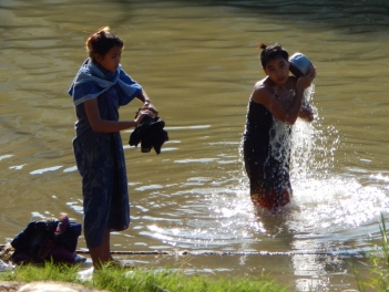 Das Wasser des Irrawaddy wird nicht nur zum waschen der Kleidung, sondern auch zur Körperpflege verwendet.