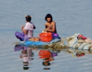 Frauen waschen die Wäsche und sich gleich mit am Irrawaddy.