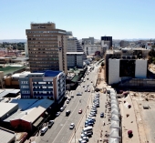 Die Independence Avenue zur Mittagszeit. Die einzige Straße in Windhoek wo überhaupt mal etwas los war.