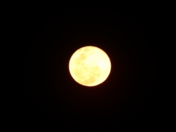 Die Luft ist so klar, dass man den Mann im Mond sehen kann.