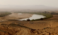 Der Oranje River fließt gemächlich durch die Landschaft.