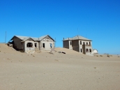 Der Sand erobert die Siedlung.