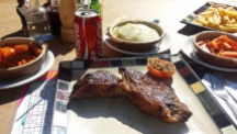 So ein leckeres Steak geht eigentlich immer. Die Fleischqualität in Namibia ist so gut. Das liegt wohl an den freilaufenden Tieren.