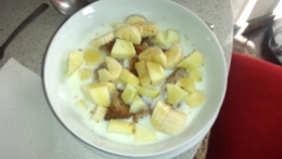 Unser Frühstück. Müsli mit Banane und Apfel.