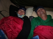 Auch im Zelt sollte man gut eingepackt sein. Es kann im Winter schon mal bis 0° C werden. Und Raureif an der Zeltdecke schaut auch ganz lustig aus.