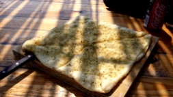 Pizzabrot mit schön viel Knoblauch.
