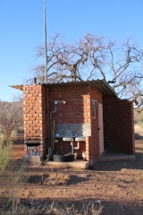 Einfach Sanitäre Anlagen. Der "Donkey". So nennt man im südlichen Afrika den Ofen für das heiße Wasser. Schnell ein paar Holzscheite angezündet und schon hat man herrlich warmes Wasser zum Duschen. Strom gibt es nur sehr selten auf den Campingplätzen in Namibia und Botswana.