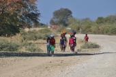 Die Frauen tragen die schweren Lasten gerne auf dem Kopf um die Hände frei zu haben. Auf dem Rücken werden die Kinder getragen.